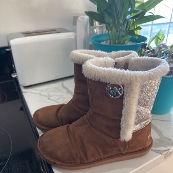 Michael Kors Women’s or Girls Boots 🤎🤍💛 - Picture 5 of 6